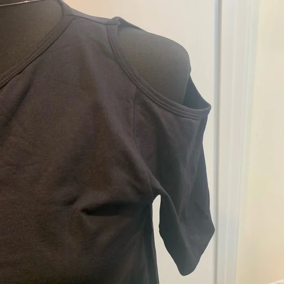 Black Cold Shoulder Women's Top - Picture 2 of 4
